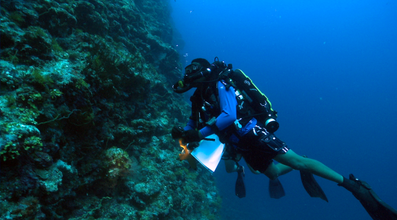 scuba diver using rebreather system